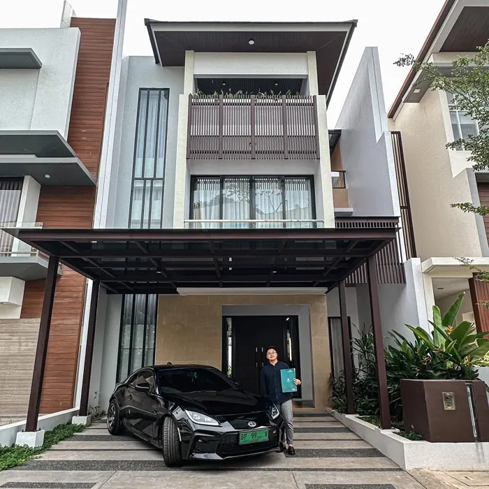 Mobil hitam di depan rumah