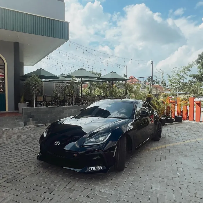 GR86 hitam dari samping