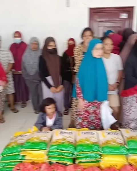 Tim membagikan beras