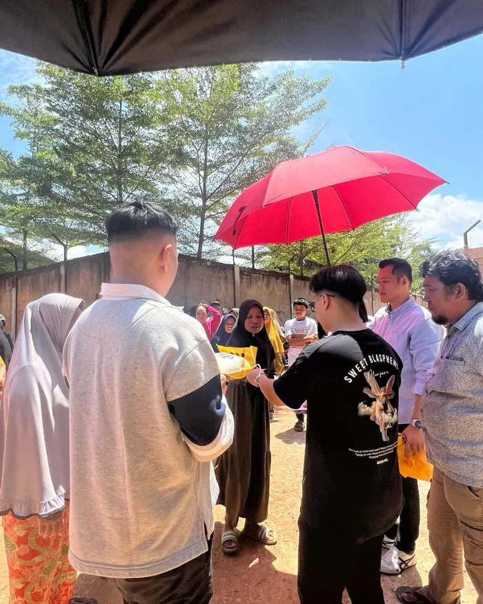 Warga menerima beras